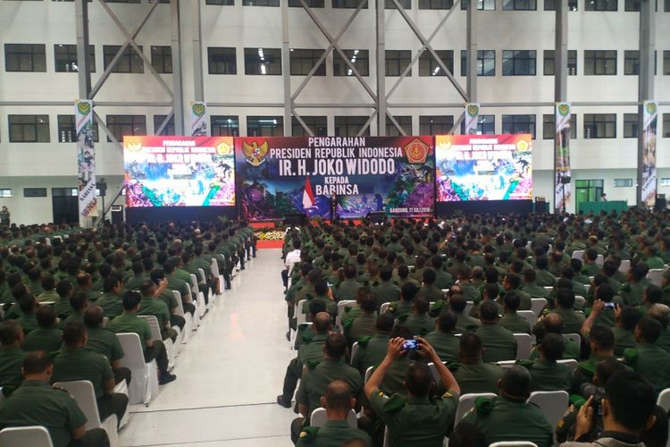 Presiden RI Joko Widodo memberikan pengarahan kepada 4.555 orang Bintara Pembina Desa (Babinsa) dari seluruh Indonesia di hanggar PT Dirgantara Indonesia (DI), Jalan Pajajaran, Kota Bandung, Selasa (17/5/2018). 