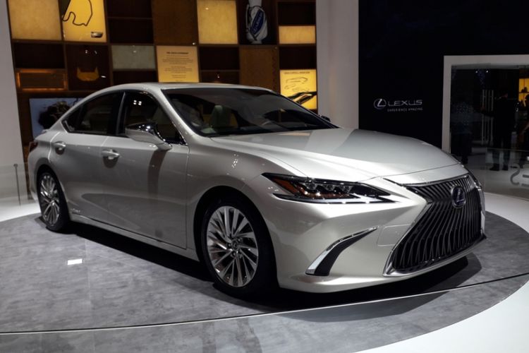 Lexus ES yang diluncurkan pada gelaran Gaikindo Indonesia International Auto Show (GIIAS) 2018 di ICE, BSD City, Tangerang, Kamis (2/8/2018).