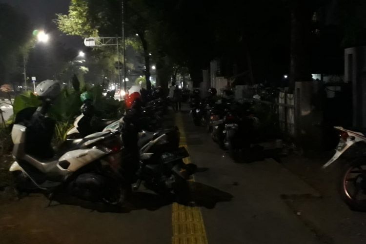Trotoar di kawasan Lapangan Banteng, tepatnya di Jalan Lapangan Banteng Barat, dijadikan tempat parkir sepeda motor, Sabtu (4/8/2018) malam.