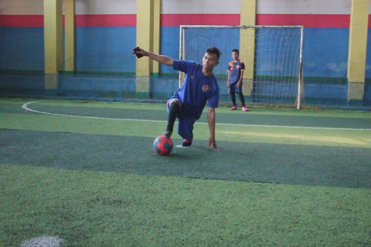 Eman Sulaeman, warga Desa Tegal Sari, Kecamatan Maja, Kabupaten Majalengka, Jawa Barat, sedang melatih sejumlah siswa SD dan SMP bermain futsal di GOR Indorencana Maja, Minggu (12/9/2018). Dia dianugerahi penghargaan sebagai Kiper Terbaik dalam ajang Homeless World Cup 2016 di Glasgow, Skotlandia, pada 2016 silam. Eman hanya memiliki satu kaki.