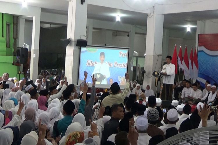 Presiden RI Joko Widodo (Jokowi) berdialog dengan santri Pesantren Darul Ulum dan para jamaah thariqat naqsabandiyah Rejoso, di Pesantren Darul Ulum Jombang, Selasa (18/12/2018).