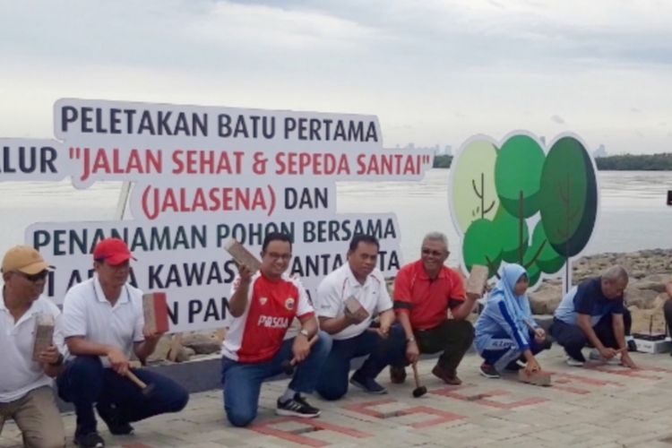 Pemprov DKI Jakarta letakan batu pertama pembangunan jalur jalan sehat dan sepeda santai  (Jalasena) di Kawasan Pantai Kita dan Pantai Maju, Penjaringan, Jakarta Utara, Minggu (23/12/2018)