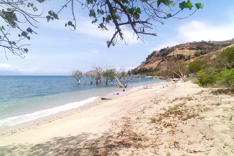 Pesona pantai utara Maumere di Kabupaten Sikka, NTT, yang memikat hati para pengunjung mengisi libur Natal, Selasa (25/12/2018).