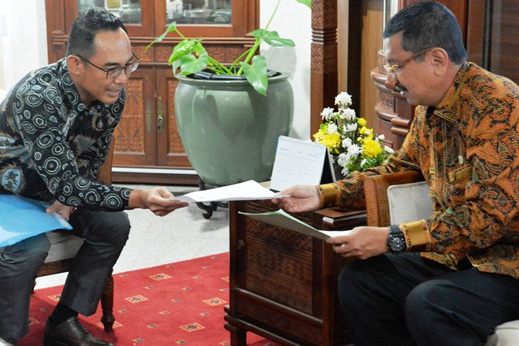 General Manager PLN Wilayah Sumatera Utara Feby Joko Priharto bersama Gubernur Sumut Erry Nuradi