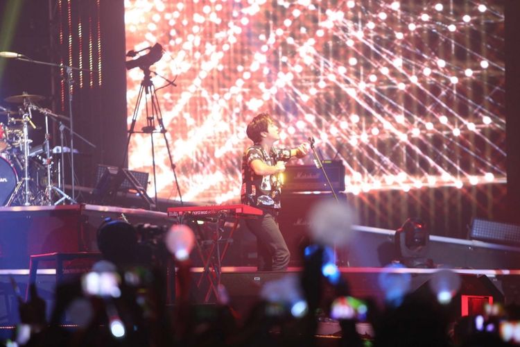 Suasana konser band asal Korea Selatan CNBLUE di Indonesia Convention Exhibition (ICE) BSD, Tangerang, Sabtu (15/7/2017). Band beraliran pop rock ini menggelar konser bertajuk Between Us untuk para penggemarnya yang disebut BOICE.