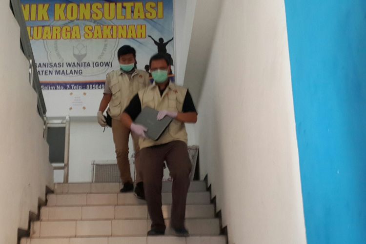 Sejumlah penyidik Komisi Pemberantasan Korupsi (KPK) saat menggeledah Kantor Badan Pengelolaan Keuangan dan Aset Daerah (BPKAD) Kabupaten Malang, Selasa (9/10/2018)