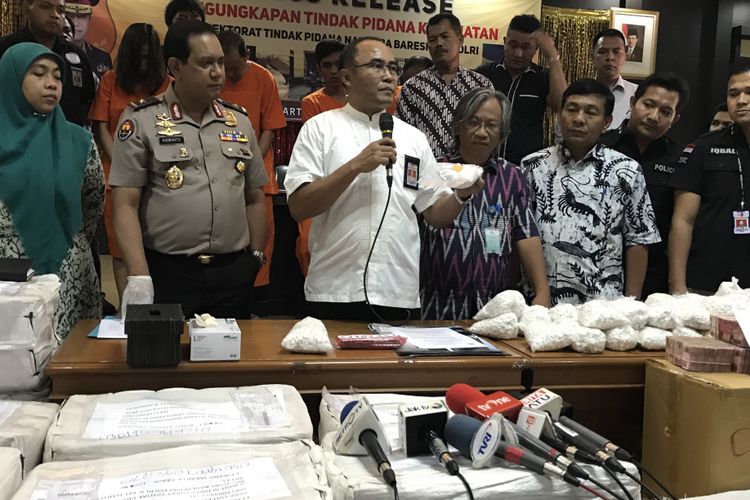 Suasana konferensi pers pengungkapan jaringan produsen pil PCC di Aula Direktorat Tindak Pidana Narkotika Bareskrim Polri, Jakarta Timur, Jumat (22/9/2017).