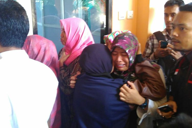 Pengunjung sidang menangis haru di PN Mataram, Rabu (31/5/2017). 