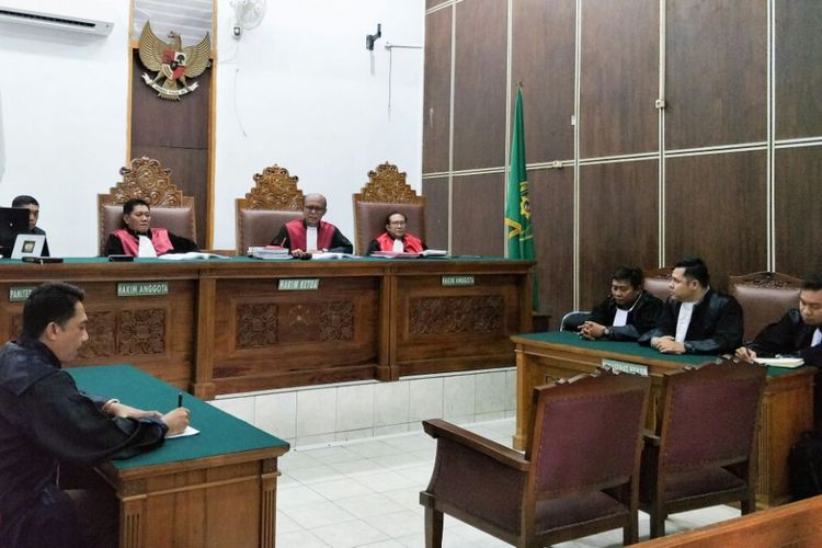 Suasana sidang Gatot Brajamusti dalam kasus kepemilikan senjata api dan hewan yang dilindungi di Pengadilan Negeri Jakarta Selatan, Selasa (27/3/2018).
