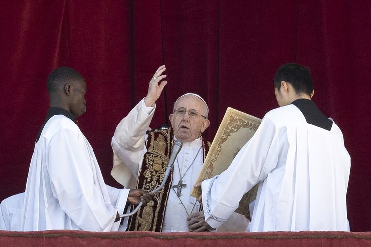 Paus Fransiskus memberikan berkat dari balkon Basilika Santo Petrus dalam Pesan Natal Urbi et Orbi pada Selasa, 25 Desember 2018 di Lapangan Santo Petrus, Vatikan.