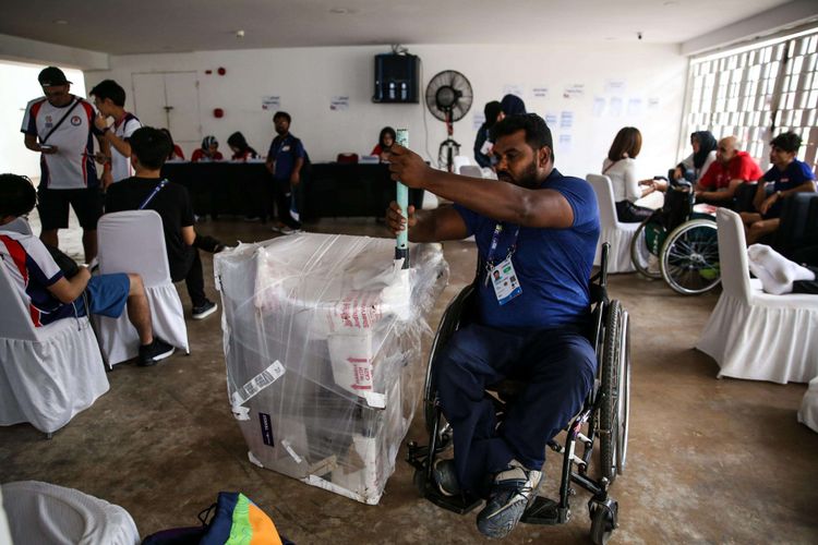 Atlet paralimpiade cabang atletik dari berbagai negara di Asia bersiap melakukan klasifikasi di Stadion Madya, Gelora Bung Karno, Jakarta Pusat, Rabu (3/10/2018). Tujuan klasifikasi adalah untuk mengelompokkan para atlet berdasarkan jenis dan tingkat disabilitasnya. Dalam Asian Para Games 2018, atlet dikelompokkan menjadi tiga, yaitu physical impairment (PI) untuk atlet tunadaksa, visual impairment (VI) bagi atlet tunanetra, dan intellectual impairment (II) untuk atlet tunagrahita.
