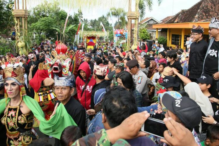 Masyarakat Desa Kemiren, Banyuwangi menggelar upacara Barong Ider Bumi pada hari kedua Idul Fitri 2017. Upacara adat masyarakat suku Osing ini menarik minat wisatawan mancanegara.
