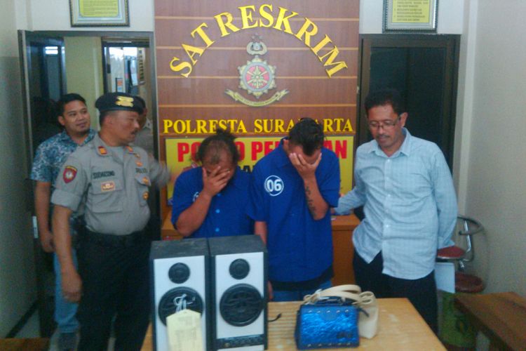Kedua pelaku saat diamankan di Mapolresta Surakarta di Solo, Jawa Tengah, Selasa (27/2/2018).