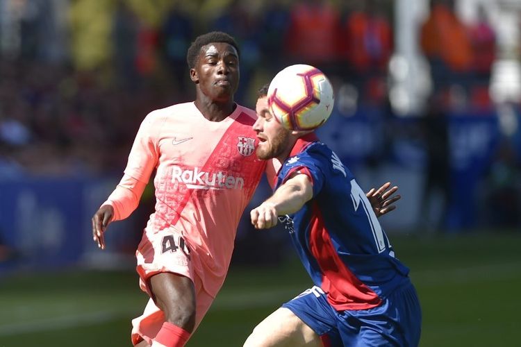 Moussa Wague dikawal Javin Galan pada pertandingan Huesca vs Barcelona dalam lanjutan La Liga Spanyol di Stadion El Alcoraz, 13 April 2019. 