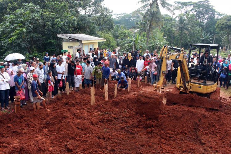 Suasana pemakaman massal korban kecelakaan bus Tanjakan Emen di TPU Legoso, Ciputat Timur, Kota Tangerang Selatan, Minggu (11/2/2018). Sedikitnya 27 orang tewas dalam kecelakaan tersebut.
