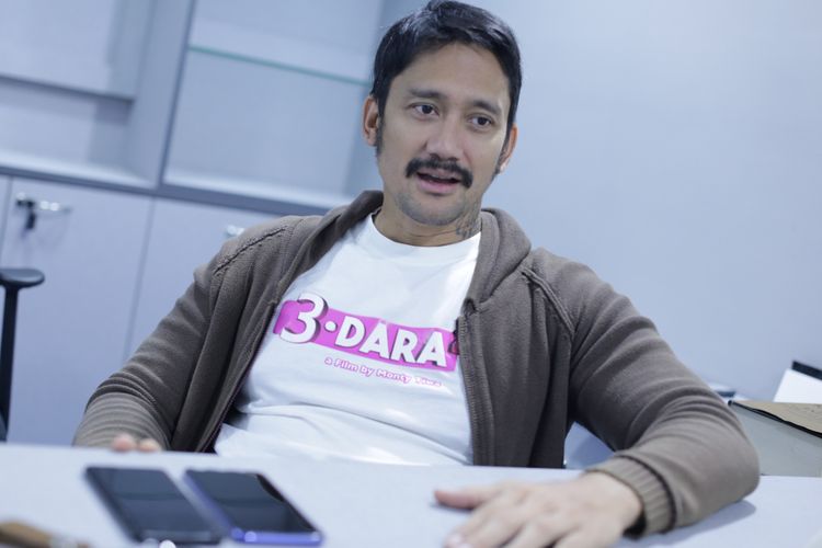 Aktor peran Tora Sudiro saat wawancara promo film 3 Dara 2 di Menara Kompas Gramedia, Palmerah Selatan, Jakarta, Selasa (16/10/2018). Film garapan sutradara Monty Tiwa ini akan tayang pada 25 Oktober 2018 mendatang.
