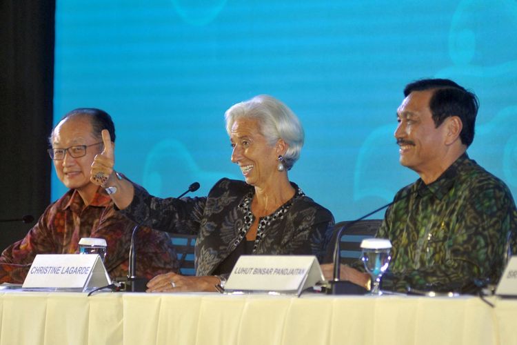 Menko Kemaritiman Luhut Binsar Pandjaitan (kanan), Presiden Grup Bank Dunia Jim Yong Kim (kiri) dan Direktur Pelaksana IMF Christine Lagarde (tengah) memberikan keterangan saat media briefing penutupan Pertemuan Tahunan IMF - World Bank Group 2018 di Nusa Dua, Bali, Minggu (14/10/2018).