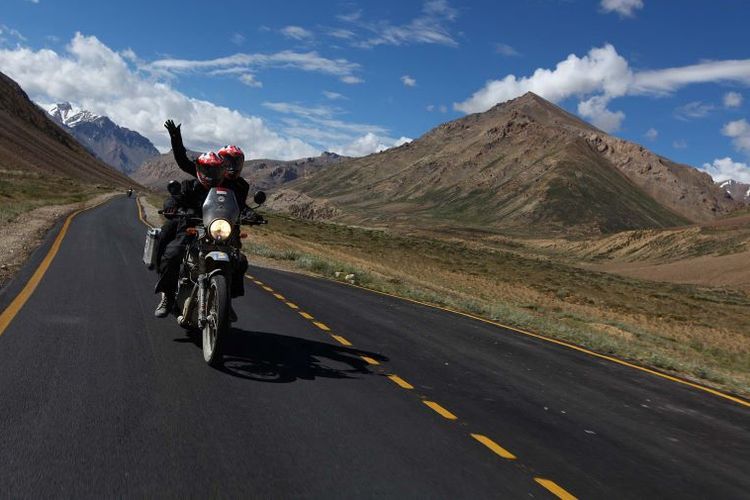 Darius Sinathrya dan Donna Agnesia berhasil mencapai Khardung La Pass, jalan raya tertinggi di dunia yakni 5.359 meter dari dasar permukaan laut di Himalaya.