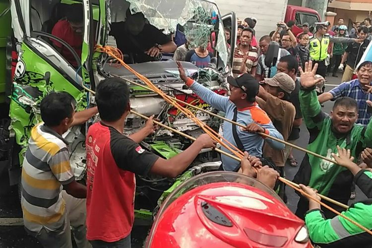 Warga mengevakuasi truk yang mengalami kecelakaan karambol di Jalan Sumpah Pemuda Kelurahan Mojosongo, Kecamatan Jebres, Solo, Jawa Tengah, Selasa (6/3/2018). 