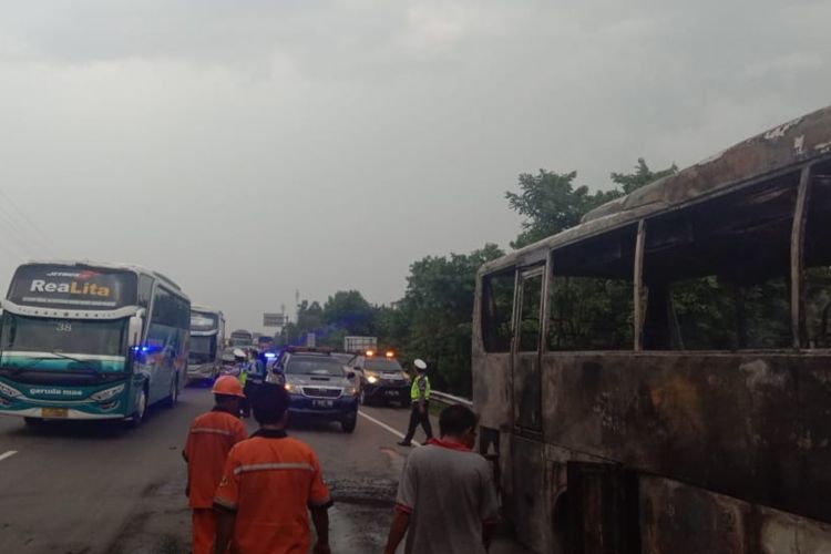 Kebakaran sebuah bus pariwisata di KM 49,850 A tol Jakarta-Cikampek, Minggu (13/1/2019) sekitar pukul 15.00 WIB, menyebabkan kemacetan sepanjang tujuh kolometer.
