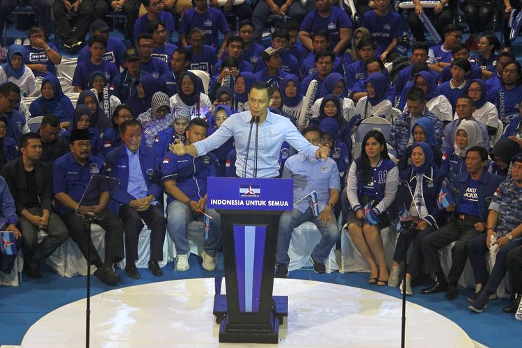 Komandan Komando Tugas Bersama (Kogasma) Partai Demokrat Agus Harimurti Yudhoyono (tengah) menyampaikan pidato politik berjudul Indonesia untuk Semua di Surabaya, Jawa Timur, Sabtu (13/4/2019). Dalam pidato politiknya tersebut diantaranya AHY meminta seluruh rakyat Indonesia untuk menggunakan hak pilih pada 17 April mendatang.