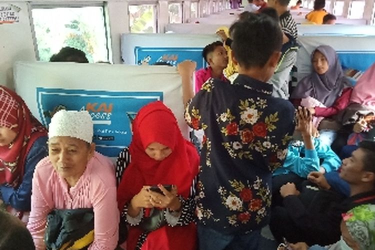 Ratusan penumpang kereta api jurusan Padang-Naras terlantar akibat kereta api mogok di tengah jalan, Minggu (16/6/2019)