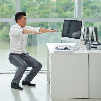 Olahraga di kantor di sela-sela waktu kerja.