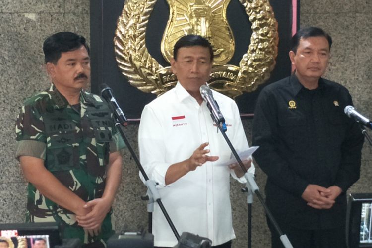 Menteri Koordinator Bidang Politik, Hukum dan Keamanan Wiranto saat memberikan keterangan di Pusat Pengendalian Krisis (Pusdalsis) Mabes Polri, Rabu (27/6/2018). 