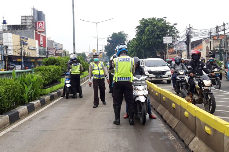Sejumlah pengendara motor ditilang karena lewati jalur transjakarta di Jalan Jatinegara Barat, Bidara Cina, Jakarta Timur, Rabu (30/1/2019)