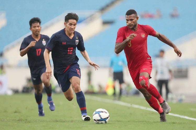Marinus Manewar ditempel ketat lawan pada laga Timnas U-23 Indonesia vs Thailand dalam babak kualifikasi Piala Asia U-23 2020 di Stadion My Dinh, 22 Maret 2019. 