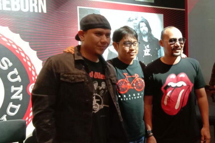 Pemain drum PADI, Surendro Prasetyo atau Yoyo (Kiri) dan vokalis Andy Fadly Arifuddin (kanan) saat menghadiri sebuah acara di Hard Rock Cafe, Pacific Place, Jakarta Selatan, Kamis (17/1/2019).