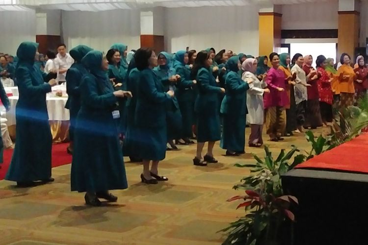 Ibu Negara Iriana Jokowi meresmikan dan membuka Rapat Koordinasi Tim Penggerak Pembinaan Kesejahteraan Keluarga (TP PKK) se-Indonesia 2018. Setelah acara, Iriana pun berjoget Maumere dengan para ibu-ibu PKK yang hadir. 