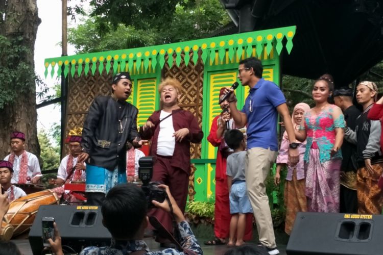 Wakil gubernur DKI Jakarta Sandiaga Uno saat bernyanyi bersama pemusik Betawi di Ancol, Jakarta Utara, Jumat (1/12/2017).