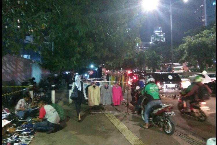 Para pedagang kaki lima (PKL) memadati trotoar Jalan Sudirman, dekat Halte Bendungan Hilir, Jakarta Pusat, Selasa (30/1/2018).