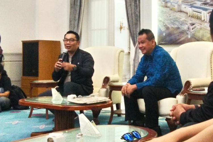 Gubernur Jawa Barat Ridwan Kamil saat berbincang dengan Produser Max Picture Ody Mulya Hidayat dalam acara kunjungan pemeran film Dilan 1991 di Gedung Pakuan, Jalan Cicendo, Minggu (10/2/2019).  