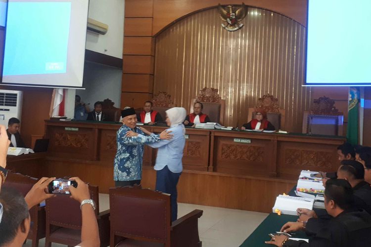 Terdakwa Ratna Sarumpaet mencium tangan dan merangkul Amien Rais pada persidangan ketujuh di Pengadilan Negeri Jakarta Selatan, Kamis (4/4/2019).