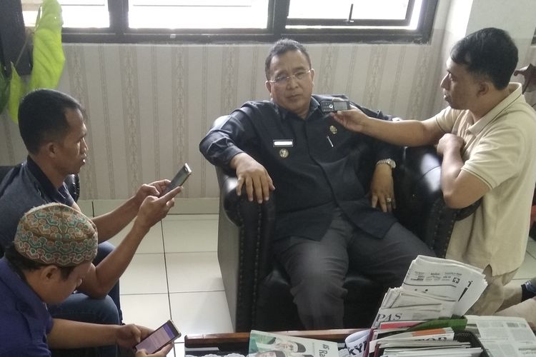 Wali Kota Tasikmalaya Budi Budiman saat diwawancara wartawan di ruang kerjanya, Senin (13/5/2019).