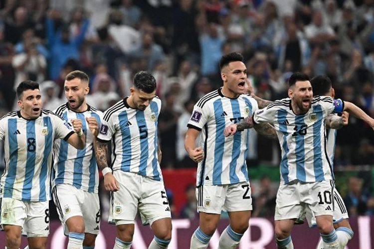 Para pemain Argentina merayakan gol dalam adu penalti pada pertandingan final Piala Dunia 2022 Qatar antara Argentina vs Perancis di Stadion Lusail di Lusail, utara Doha pada Minggu 18 Desember 2022.