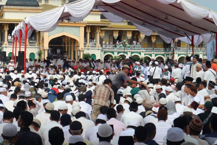 Warga Medan menunggu kedatangan Prabowo Subianto