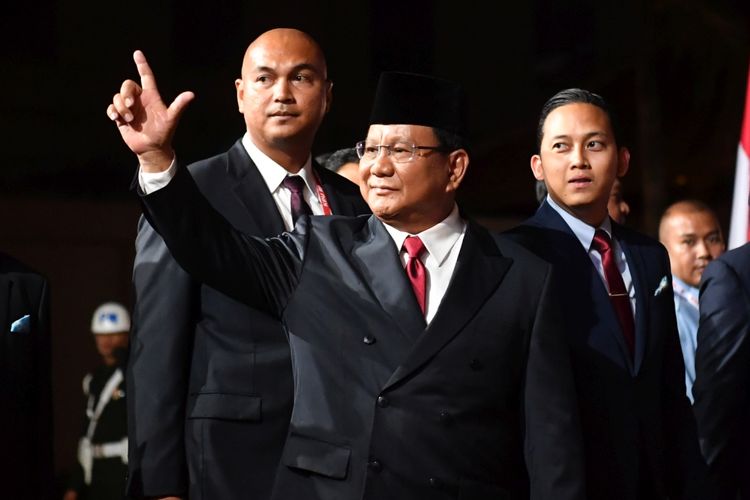 Capres nomor urut 02 Prabowo Subianto menyapa para wartawan setibanya di lokasi debat capres putaran keempat di Hotel Sultan, Jakarta, Sabtu (13/4/2019). Debat itu mengangkat tema ekonomi dan kesejahteraan sosial, keuangan dan investasi serta perdagangan dan industri.