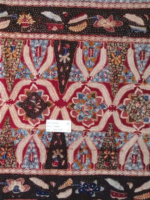 Batik 3 negara atau batik syafaiyah dari Batang, dengan motif khasnya dan tiga warna yang selalu melekat, diambil di Sentra Bati Safaiyah, Batang, Jawa Tengah, Rabu (2/5/2018).