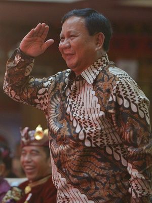Ketua Umum Partai Gerindra Prabowo Subianto memberi hormat kepada Ketua Umum DPP PDIP Megawati Soekarnoputri saat hadir pada pembukaan Kongres V PDIP di Sanur, Bali, Kamis (8/8/2019). Kongres V PDIP yang berlangsung 8-11 Agustus 2019 tersebut dihadiri sekitar 2.170 peserta dari 514 Dewan Pimpinan Cabang (DPC), 34 Dewan Pimpinan Daerah (DPD), para pengamat dan sejumlah pimpinan partai politik. ANTARA FOTO/Nyoman Budhiana/ama.