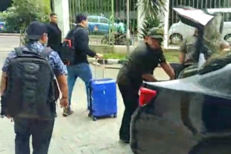 Penyidik KPK membawa dua koper besar saat selesai geledah ruang kerja eks Ketua Umum DPP PPP Romahumurziy, Senin (18/3/2019)