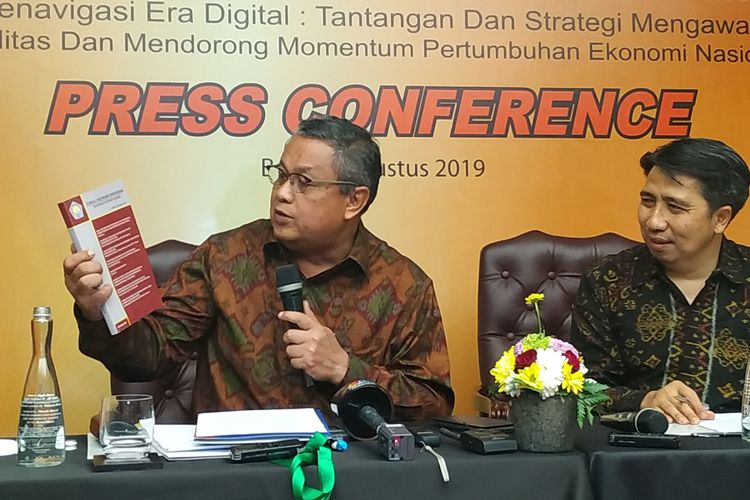 Gubernur Bank Indonesia (BI) Perry Warjiyo dalam konferensi pers Sidang Pleno ISEI dan seminar internasional Bulletin of Monetary Economics and Banking di Badung, Bali. 