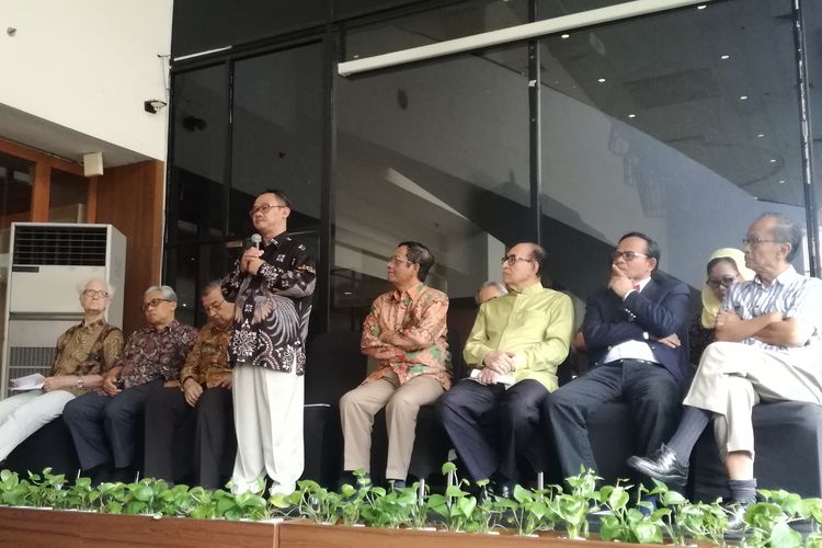 Sekretaris Umum Pimpinan Pusat (PP) Muhammdiyah, Abdul Mukti (berdiri) bersama sejumlah tokoh nasional lainnya di Century Park Hotel, Jakarta, Kamis (23/5/2019).