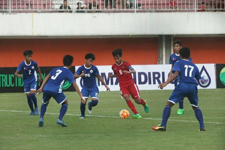 Kapten Timnas Indonesia U-16,  Brylian Aldama saat berusaha melewati para pemain Timnas Philipina U-16