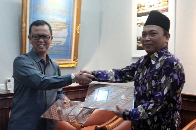 Wali Kota Sukabumi, Mohamad Muraz (kiri) menyerahkan dokumen NPHD kepada Ketua KPUD Kota Sukabumi, Hamzah di Balai Kota Sukabumi, Jawa Barat, Jumat (28/7/2017).