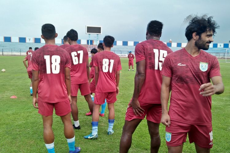 Jose Sardon (kanan) saat berlatih bersama skuad Persela Lamongan sebelum leg pertama lawan Bali United.