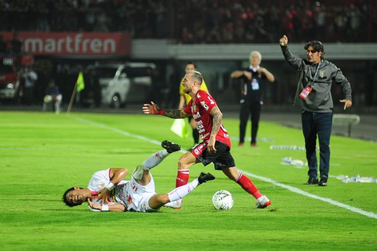 Aksi gelandang serang Bali United, Paulo Sergio, saat melawan Persija Jakarta pada pertandingan Liga 1 di Stadion Kapten I Wayan Dipta, Bali, Jumat (31/5/2019).