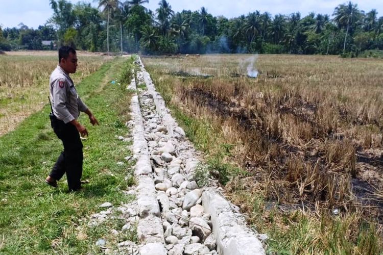 Polisi melihat tanggul irigasi yang dirusak orang tak dikenal di Desa  Krueng Lingka, Kecamatan Baktiya, Kabupaten Aceh Utara, Senin (4/1/2019)